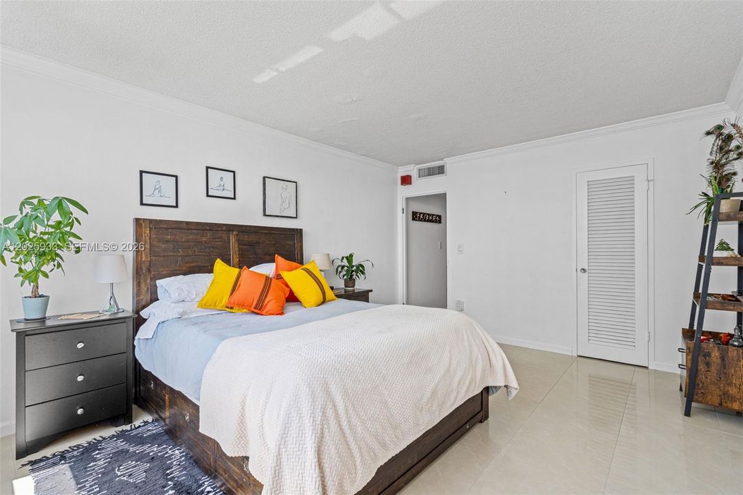 For Sale: $260,000 (1 beds, 1 baths, 940 Square Feet)
