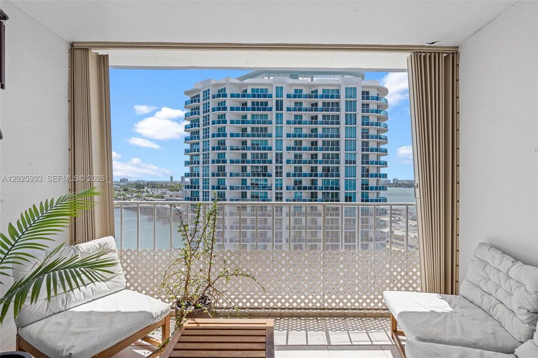 For Sale: $260,000 (1 beds, 1 baths, 940 Square Feet)