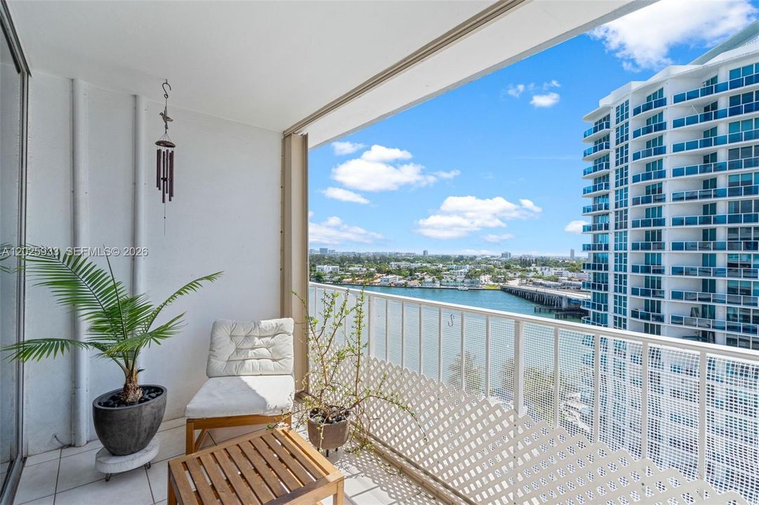 For Sale: $260,000 (1 beds, 1 baths, 940 Square Feet)