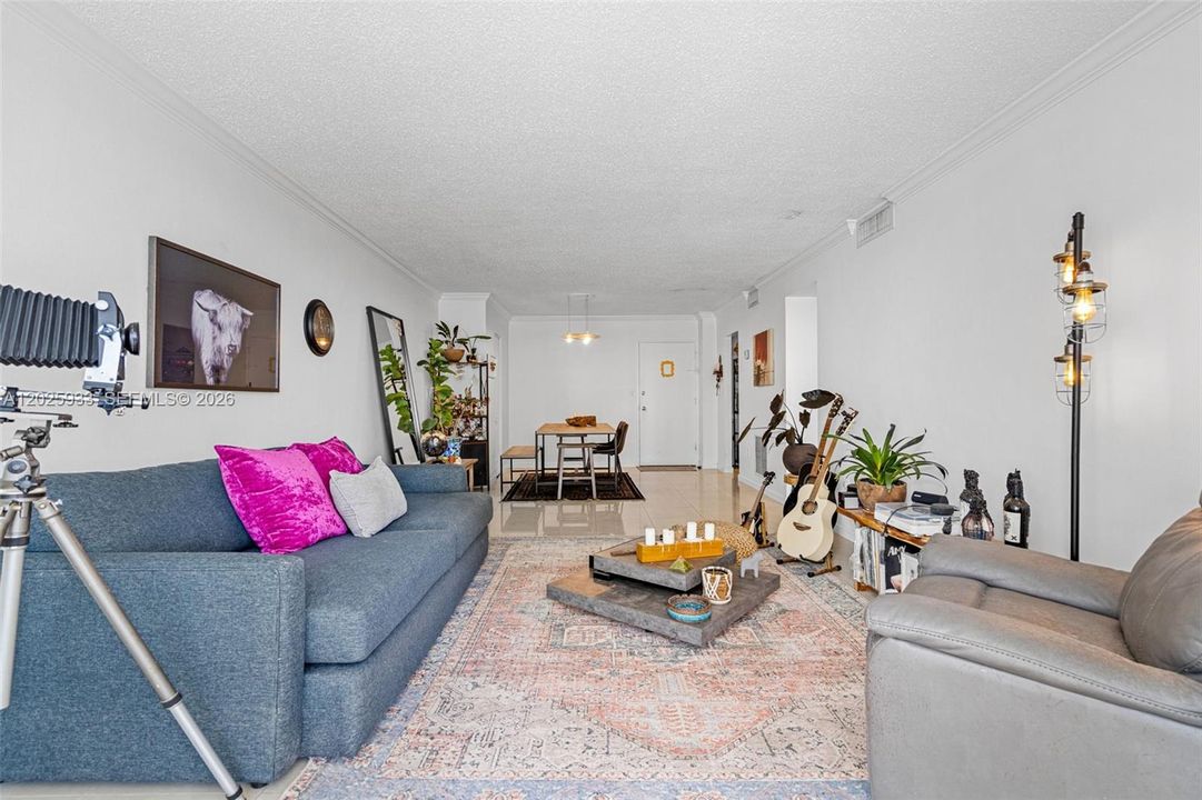 For Sale: $260,000 (1 beds, 1 baths, 940 Square Feet)