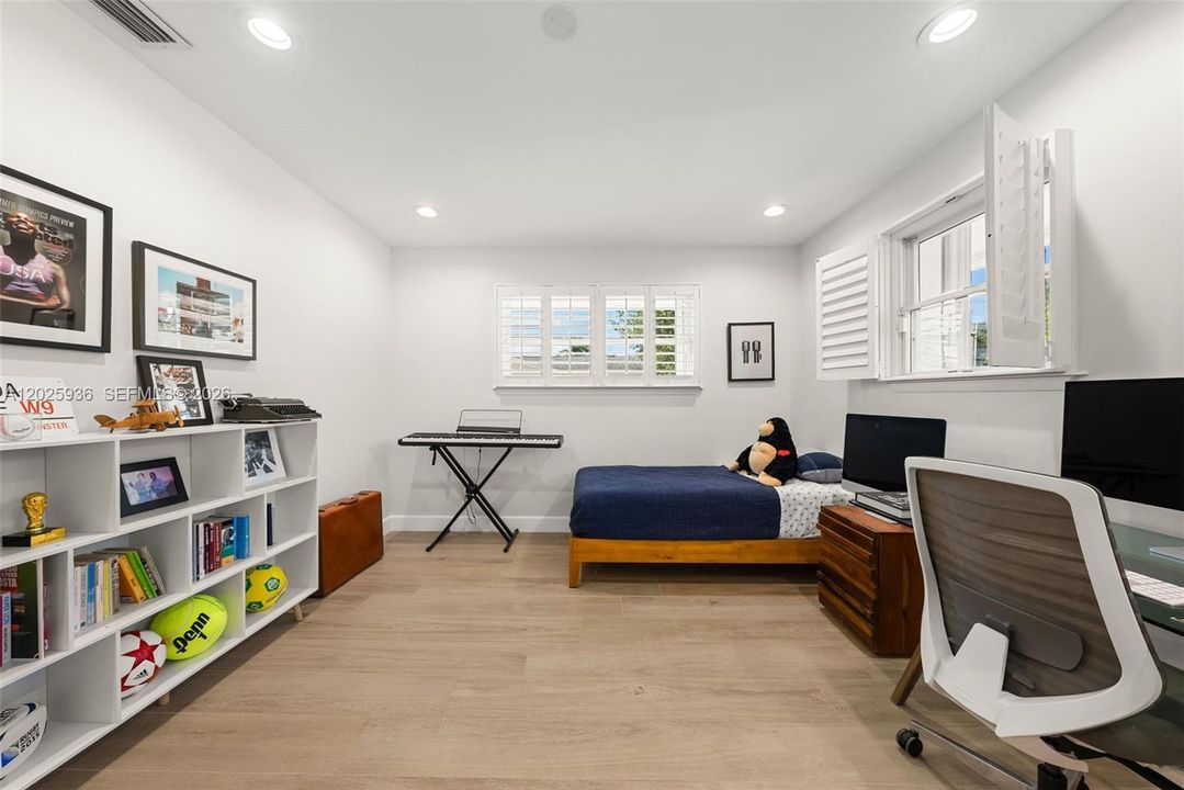 For Sale: $1,750,000 (4 beds, 2 baths, 2773 Square Feet)