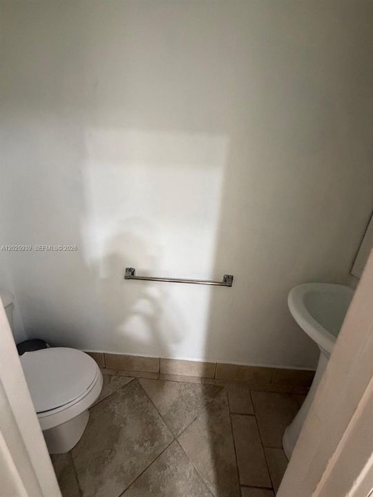 En Renta: $2,750 (3 camas, 2 baños, 1300 Pies cuadrados)