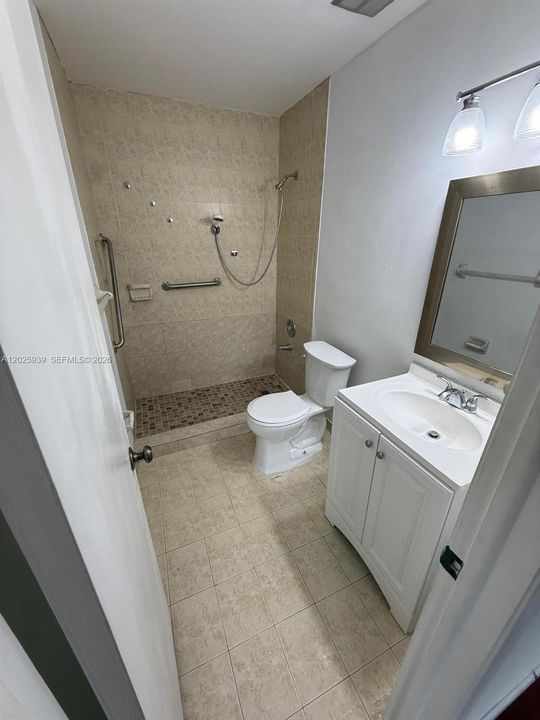 En Renta: $2,750 (3 camas, 2 baños, 1300 Pies cuadrados)