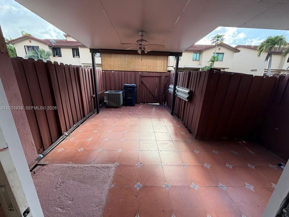 En Renta: $2,750 (3 camas, 2 baños, 1300 Pies cuadrados)