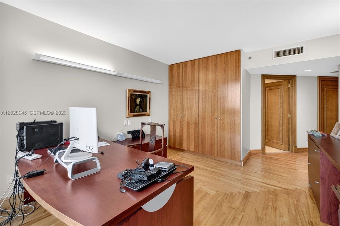 For Sale: $1,900,000 (3 beds, 3 baths, 3200 Square Feet)