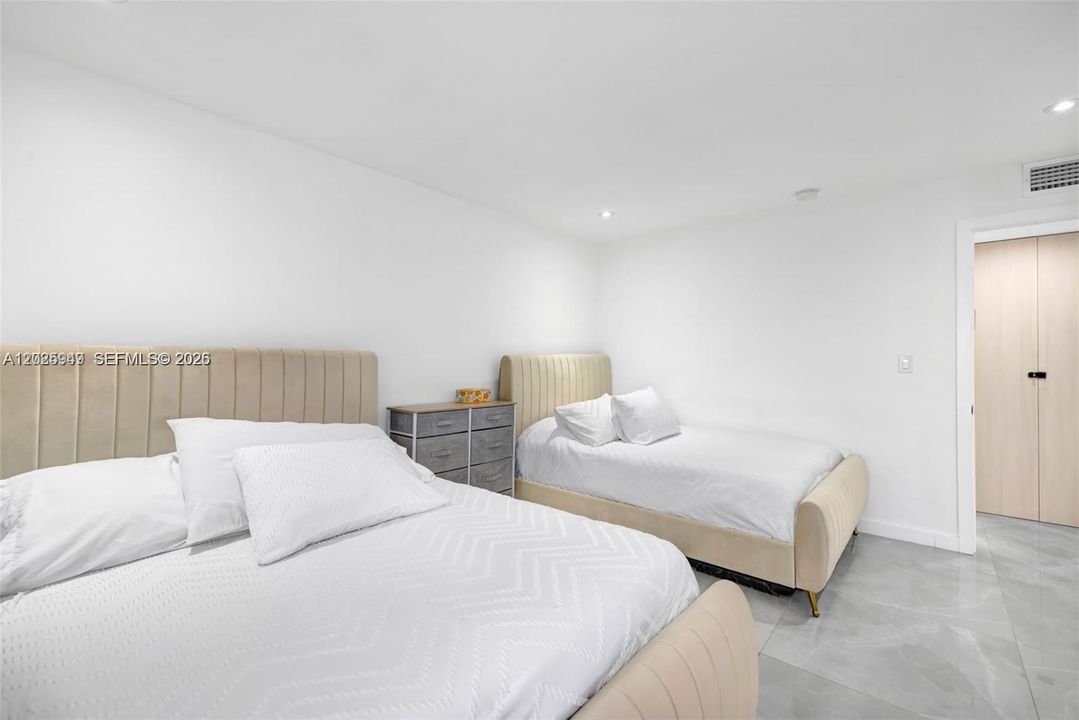 For Sale: $599,000 (2 beds, 2 baths, 1331 Square Feet)