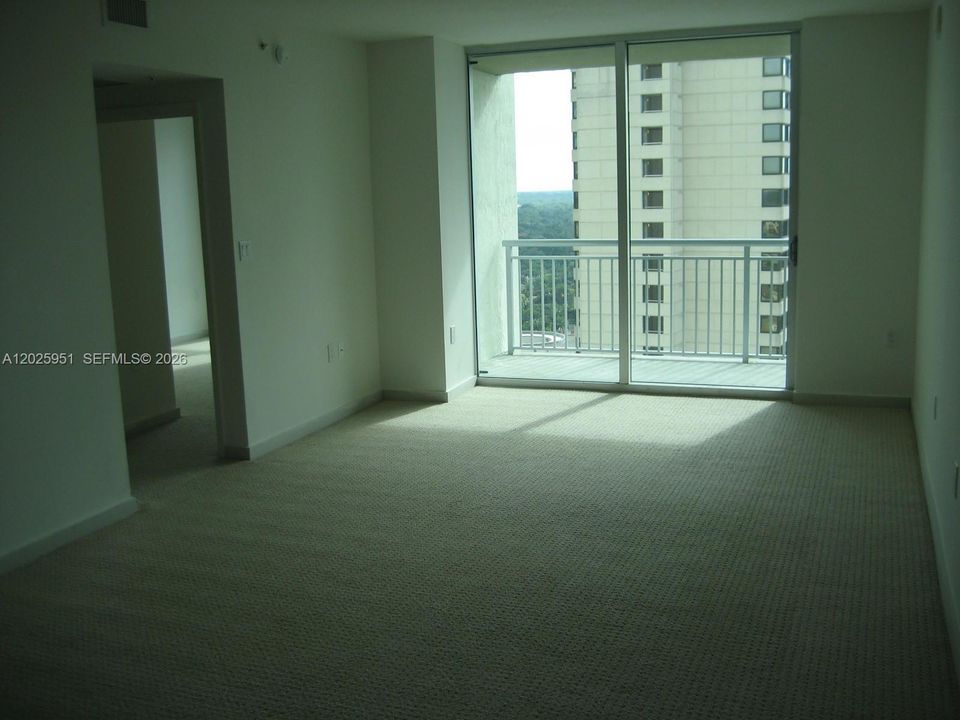For Sale: $289,900 (1 beds, 1 baths, 797 Square Feet)