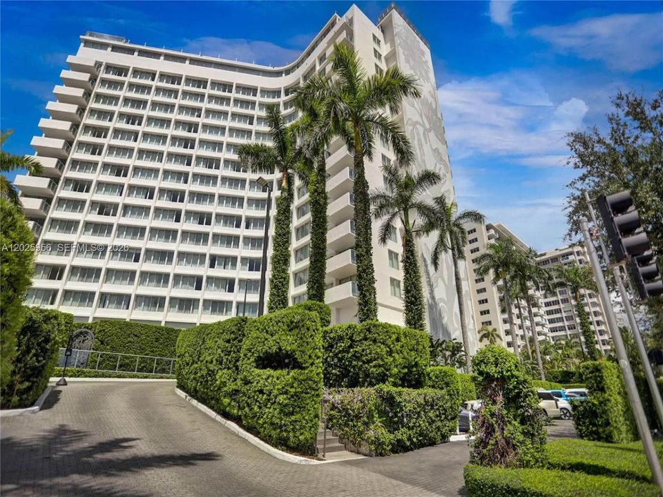 For Sale: $410,000 (1 beds, 1 baths, 610 Square Feet)