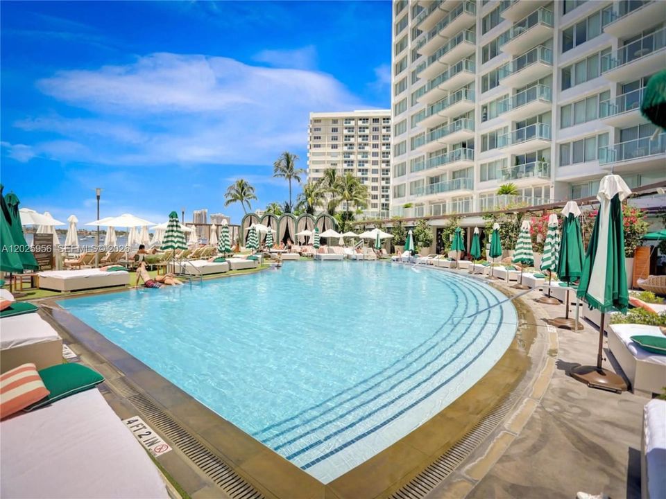 For Sale: $410,000 (1 beds, 1 baths, 610 Square Feet)