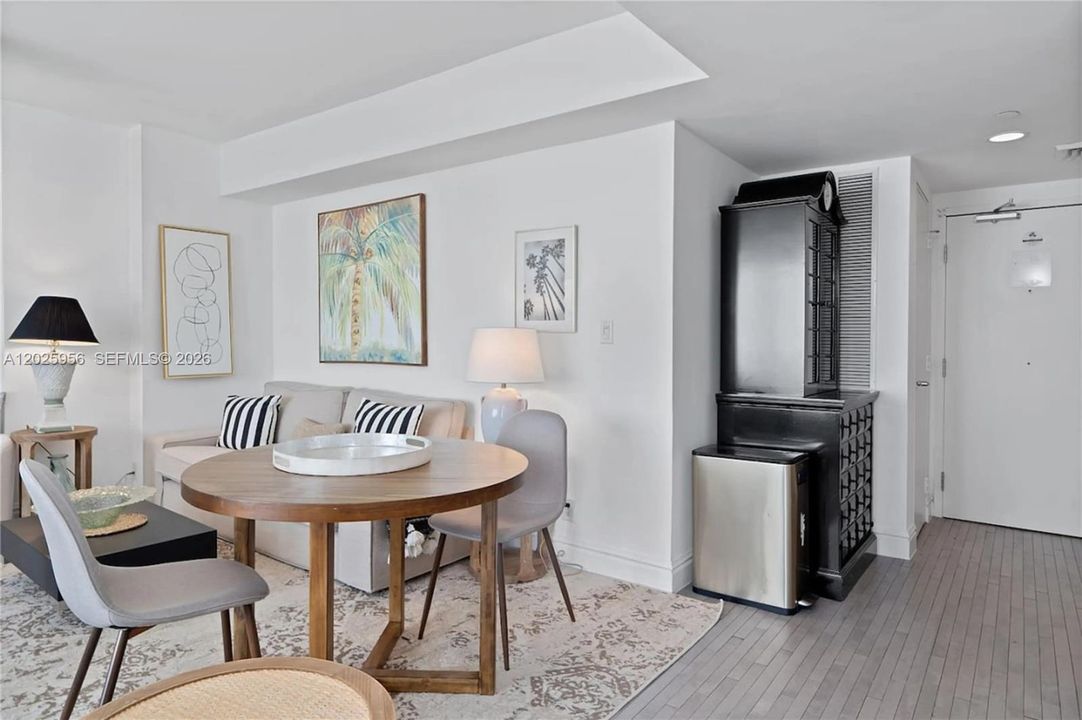 For Sale: $410,000 (1 beds, 1 baths, 610 Square Feet)