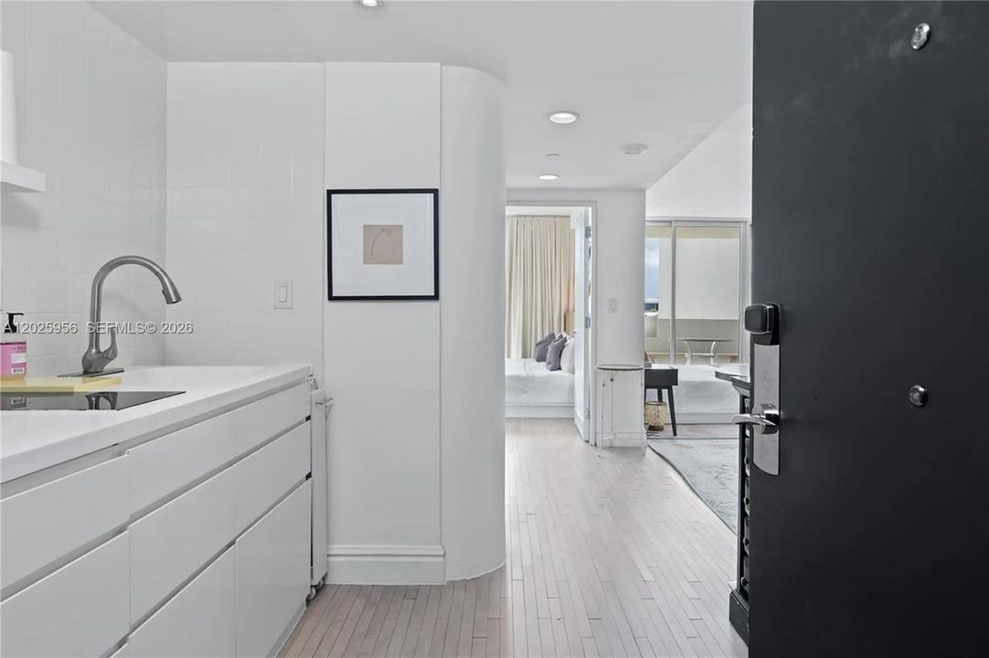 For Sale: $410,000 (1 beds, 1 baths, 610 Square Feet)