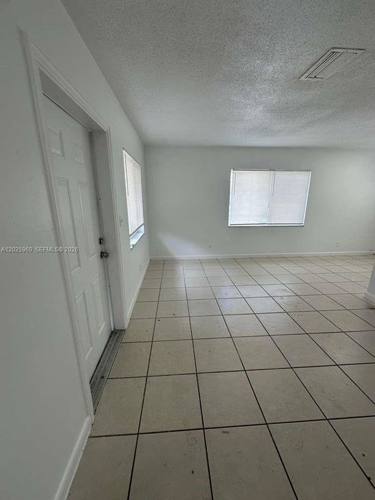 For Rent: $1,700 (2 beds, 1 baths, 3570 Square Feet)