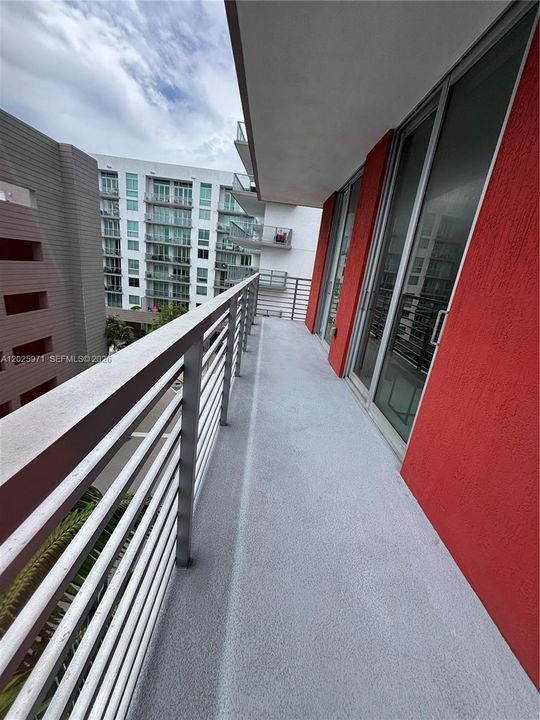 For Sale: $320,000 (1 beds, 1 baths, 668 Square Feet)