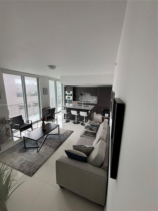For Sale: $320,000 (1 beds, 1 baths, 668 Square Feet)