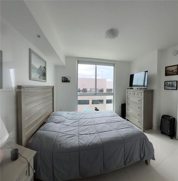 For Sale: $320,000 (1 beds, 1 baths, 668 Square Feet)