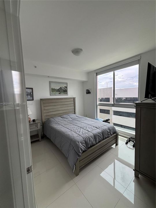 For Sale: $320,000 (1 beds, 1 baths, 668 Square Feet)