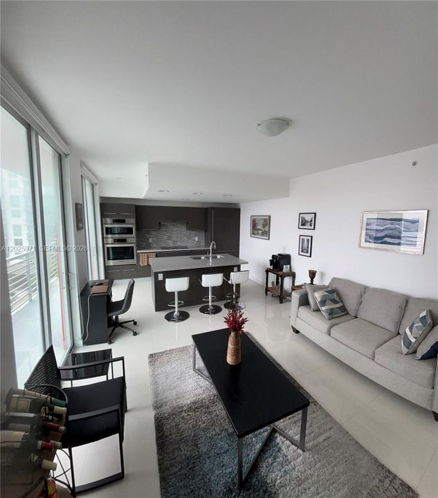 For Sale: $320,000 (1 beds, 1 baths, 668 Square Feet)