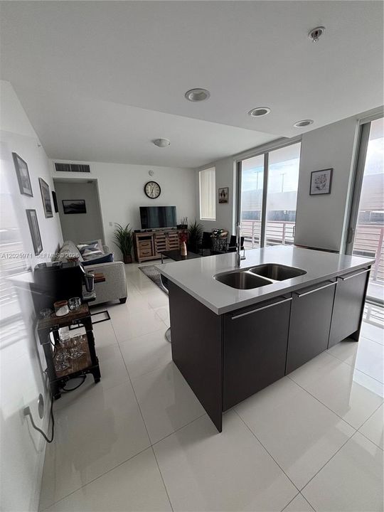 For Sale: $320,000 (1 beds, 1 baths, 668 Square Feet)