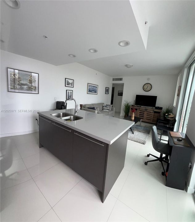 For Sale: $320,000 (1 beds, 1 baths, 668 Square Feet)
