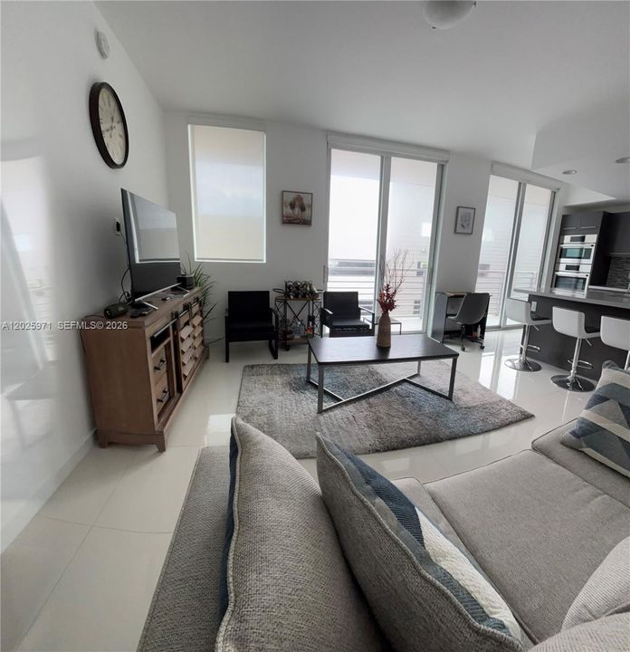 For Sale: $320,000 (1 beds, 1 baths, 668 Square Feet)