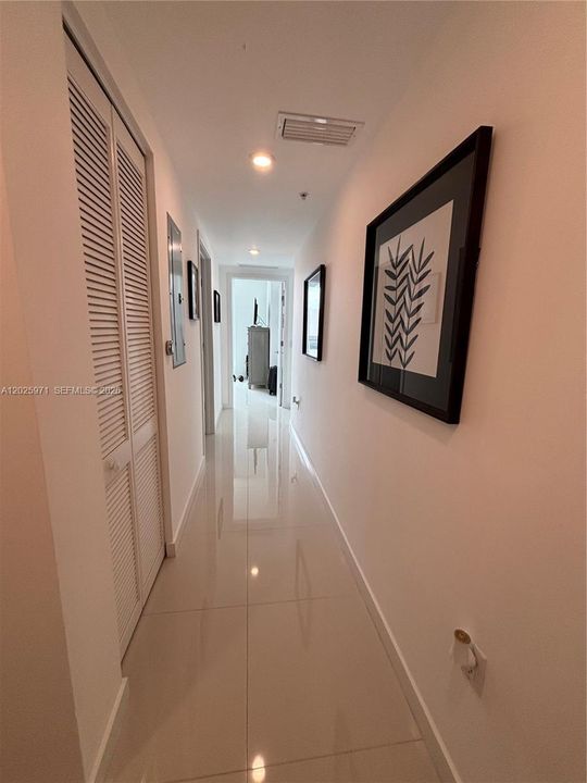 For Sale: $320,000 (1 beds, 1 baths, 668 Square Feet)