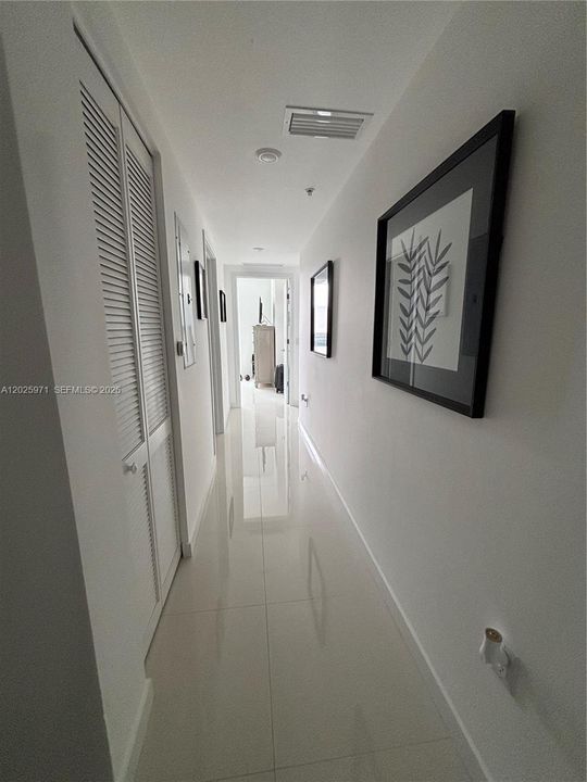 For Sale: $320,000 (1 beds, 1 baths, 668 Square Feet)