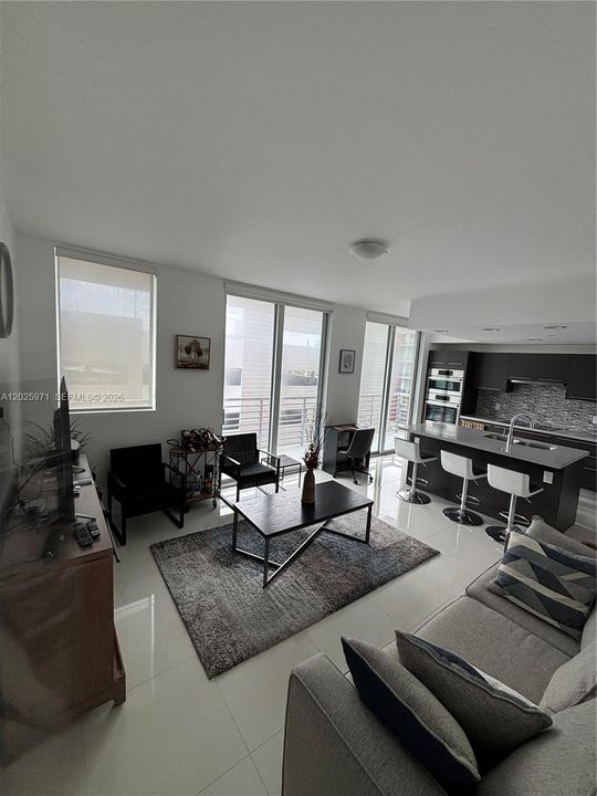 For Sale: $320,000 (1 beds, 1 baths, 668 Square Feet)