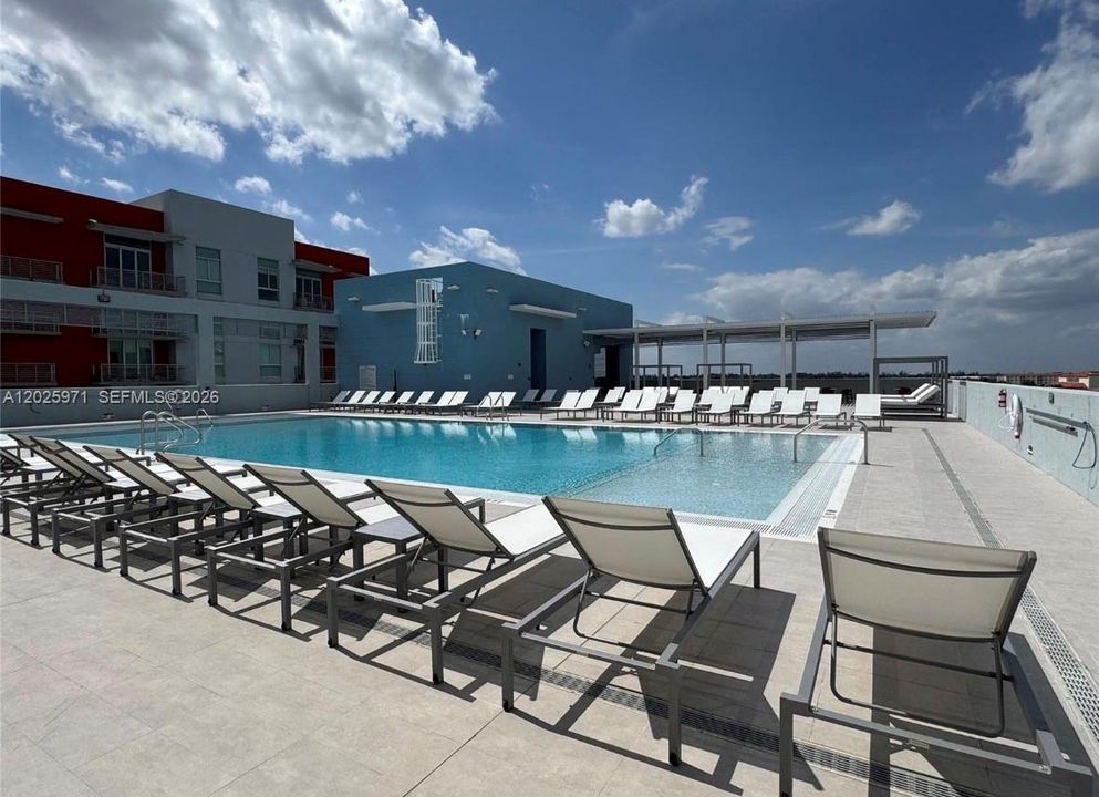 For Sale: $320,000 (1 beds, 1 baths, 668 Square Feet)