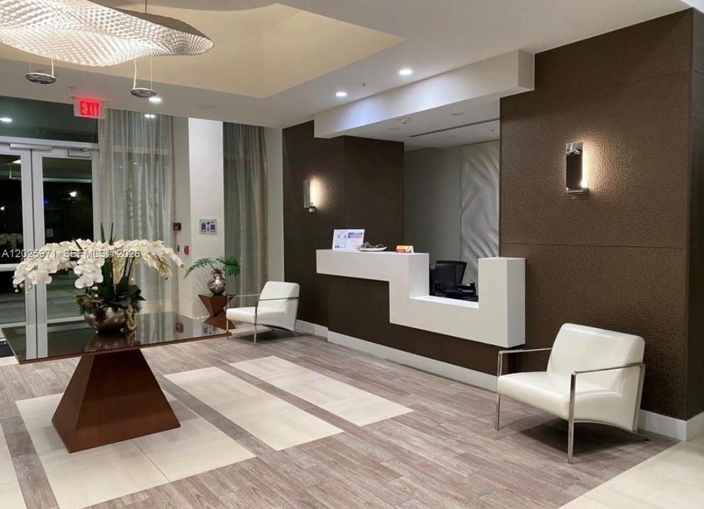 For Sale: $320,000 (1 beds, 1 baths, 668 Square Feet)