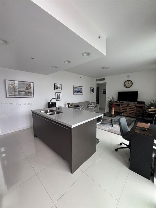For Sale: $320,000 (1 beds, 1 baths, 668 Square Feet)