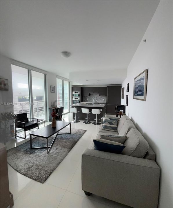For Sale: $320,000 (1 beds, 1 baths, 668 Square Feet)