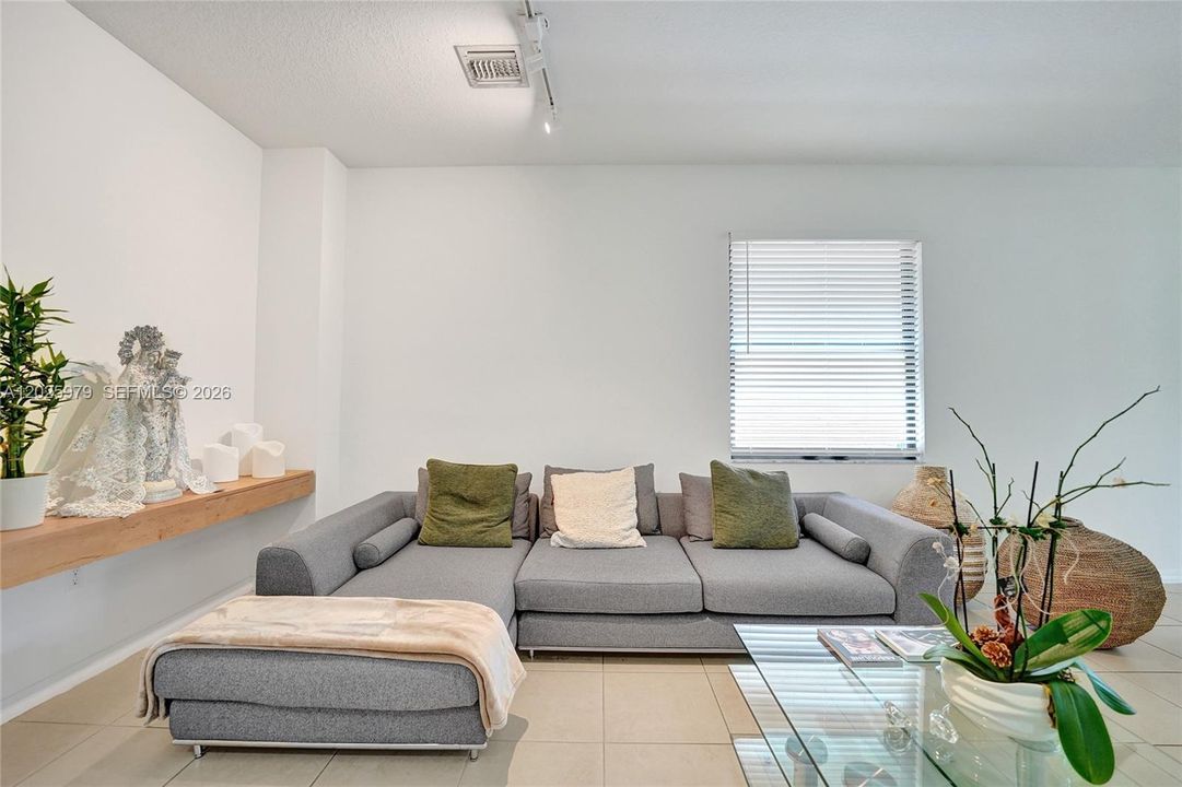 For Rent: $4,800 (4 beds, 2 baths, 2105 Square Feet)
