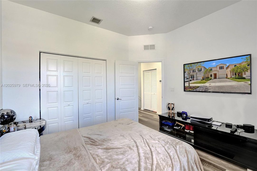 For Rent: $4,800 (4 beds, 2 baths, 2105 Square Feet)
