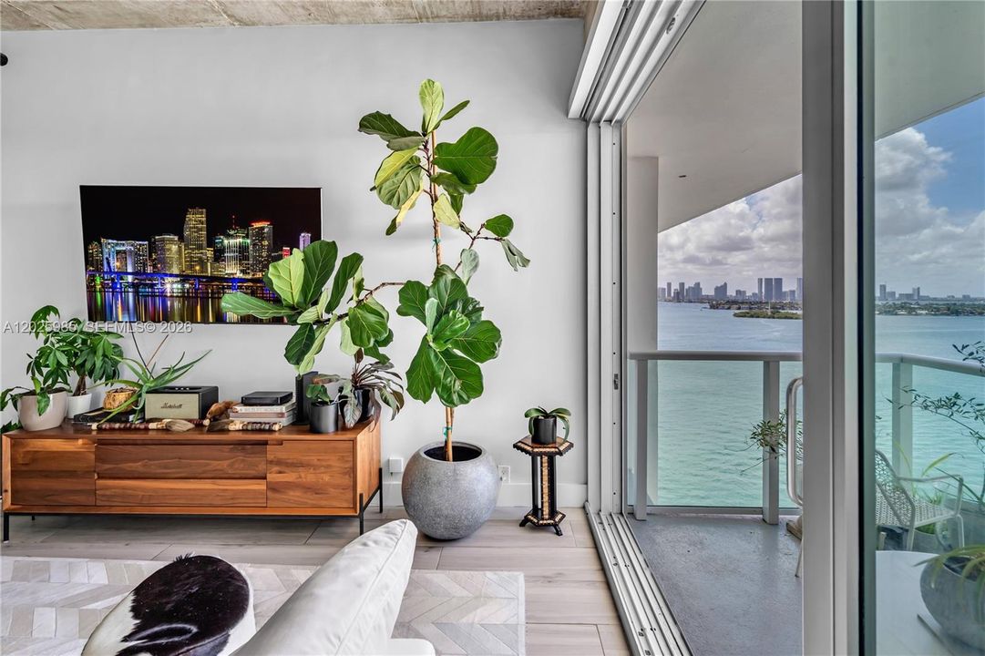 For Sale: $750,000 (1 beds, 1 baths, 852 Square Feet)