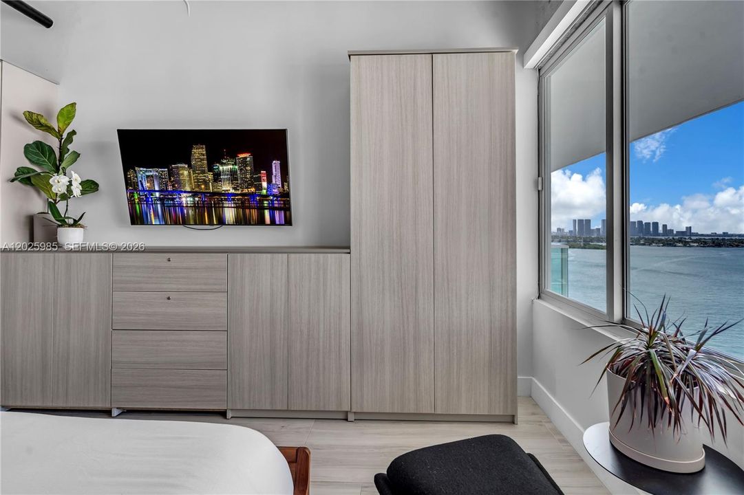 For Sale: $750,000 (1 beds, 1 baths, 852 Square Feet)