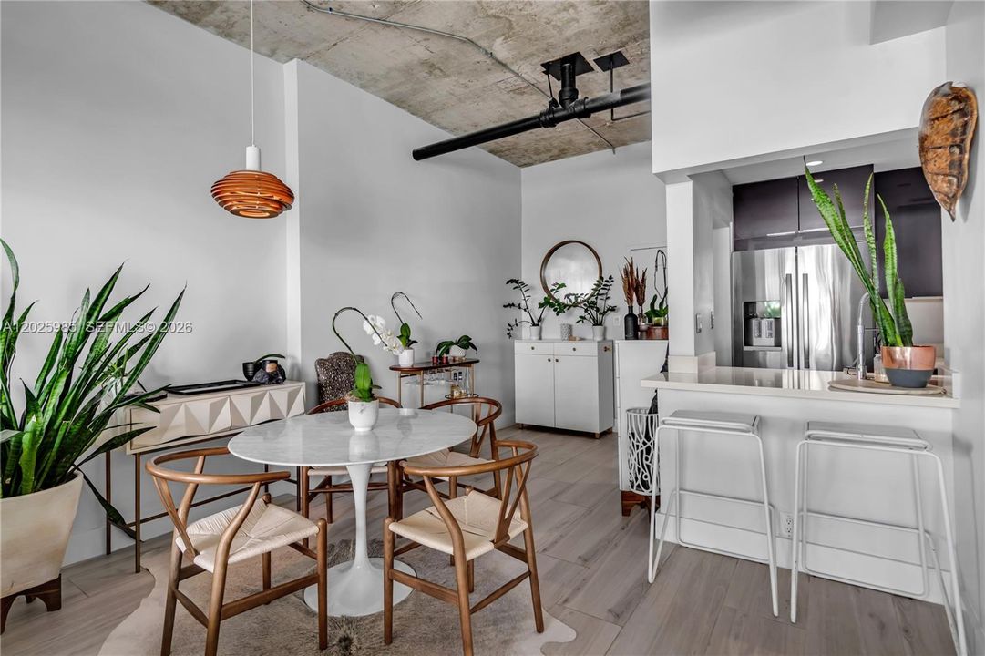 For Sale: $750,000 (1 beds, 1 baths, 852 Square Feet)