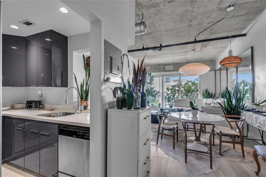 For Sale: $750,000 (1 beds, 1 baths, 852 Square Feet)