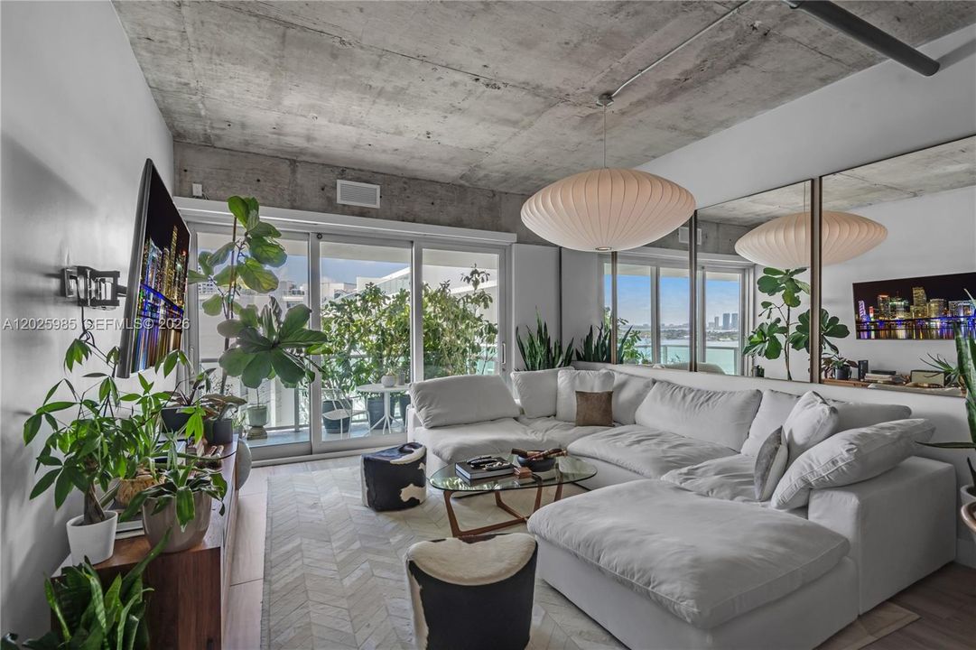 For Sale: $750,000 (1 beds, 1 baths, 852 Square Feet)