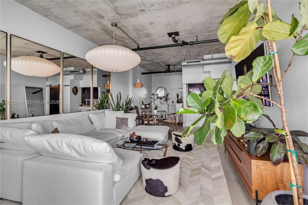 For Sale: $750,000 (1 beds, 1 baths, 852 Square Feet)