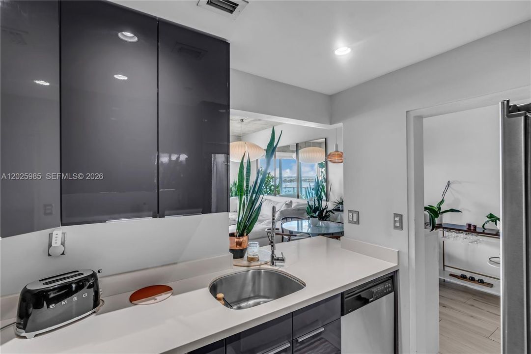 For Sale: $750,000 (1 beds, 1 baths, 852 Square Feet)