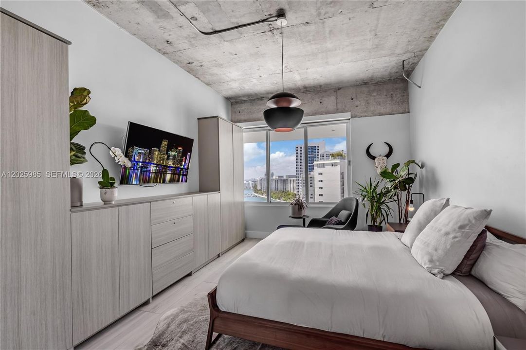 For Sale: $750,000 (1 beds, 1 baths, 852 Square Feet)