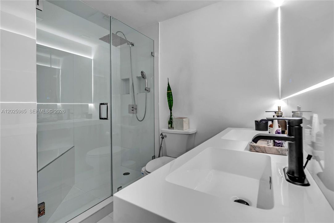 For Sale: $750,000 (1 beds, 1 baths, 852 Square Feet)