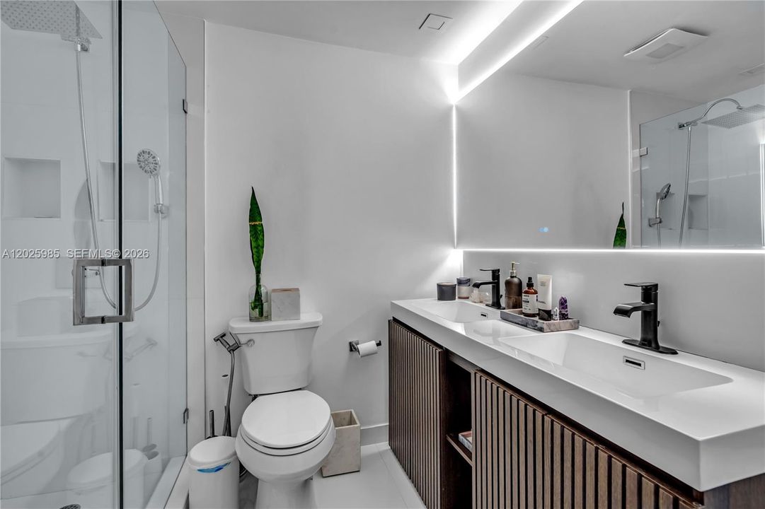 For Sale: $750,000 (1 beds, 1 baths, 852 Square Feet)