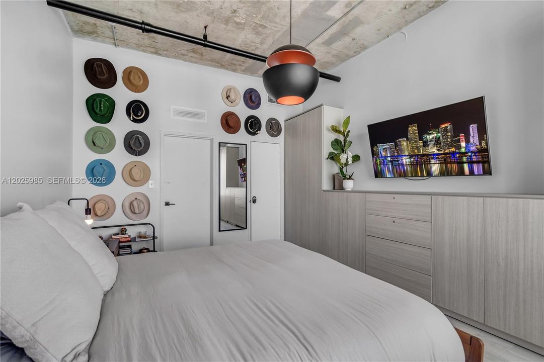 For Sale: $750,000 (1 beds, 1 baths, 852 Square Feet)