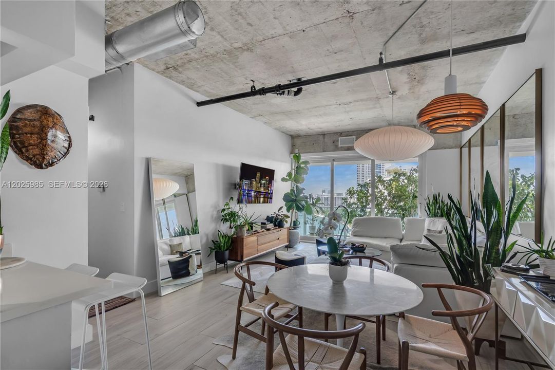 For Sale: $750,000 (1 beds, 1 baths, 852 Square Feet)