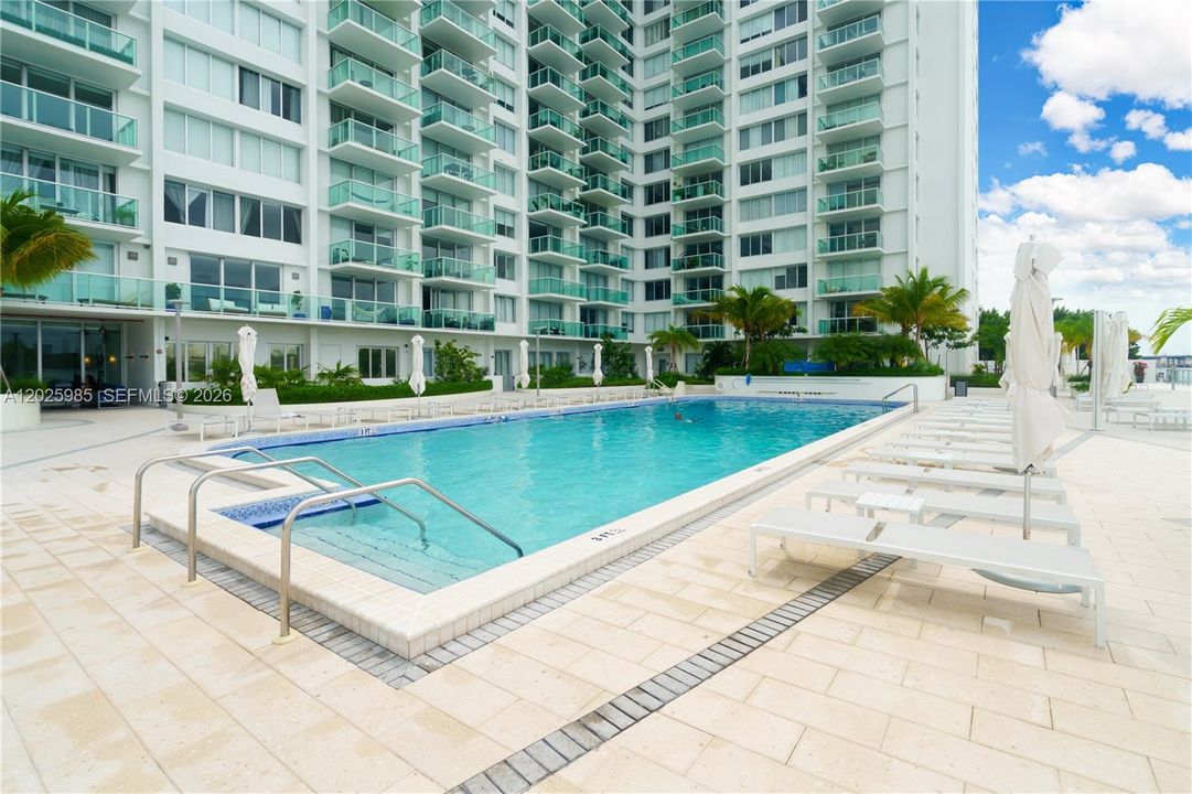 For Sale: $750,000 (1 beds, 1 baths, 852 Square Feet)
