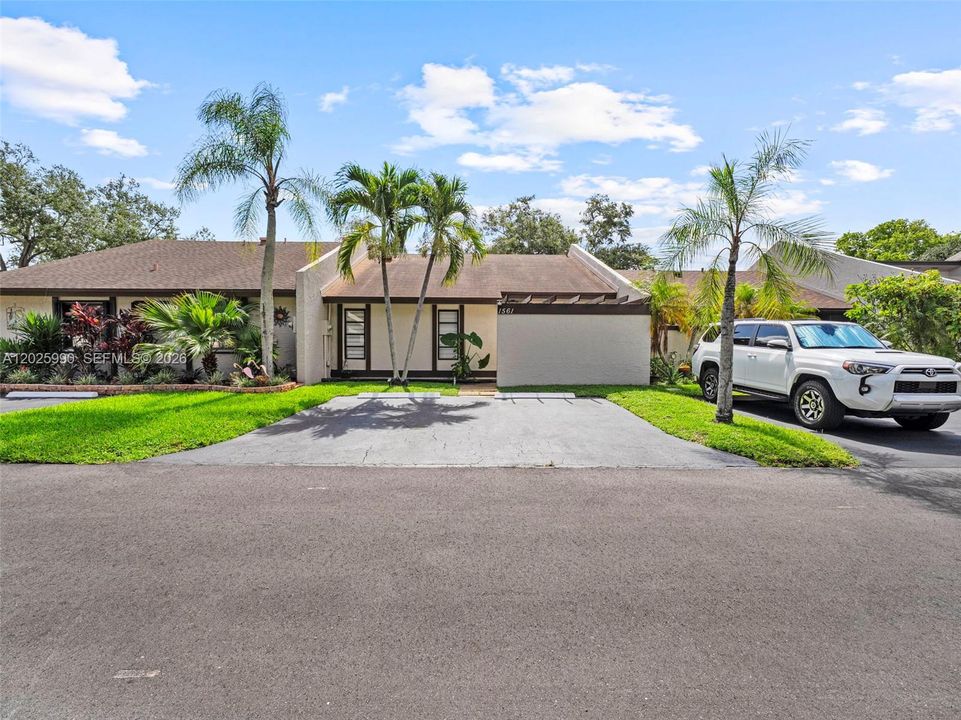 For Rent: $2,500 (2 beds, 2 baths, 1060 Square Feet)