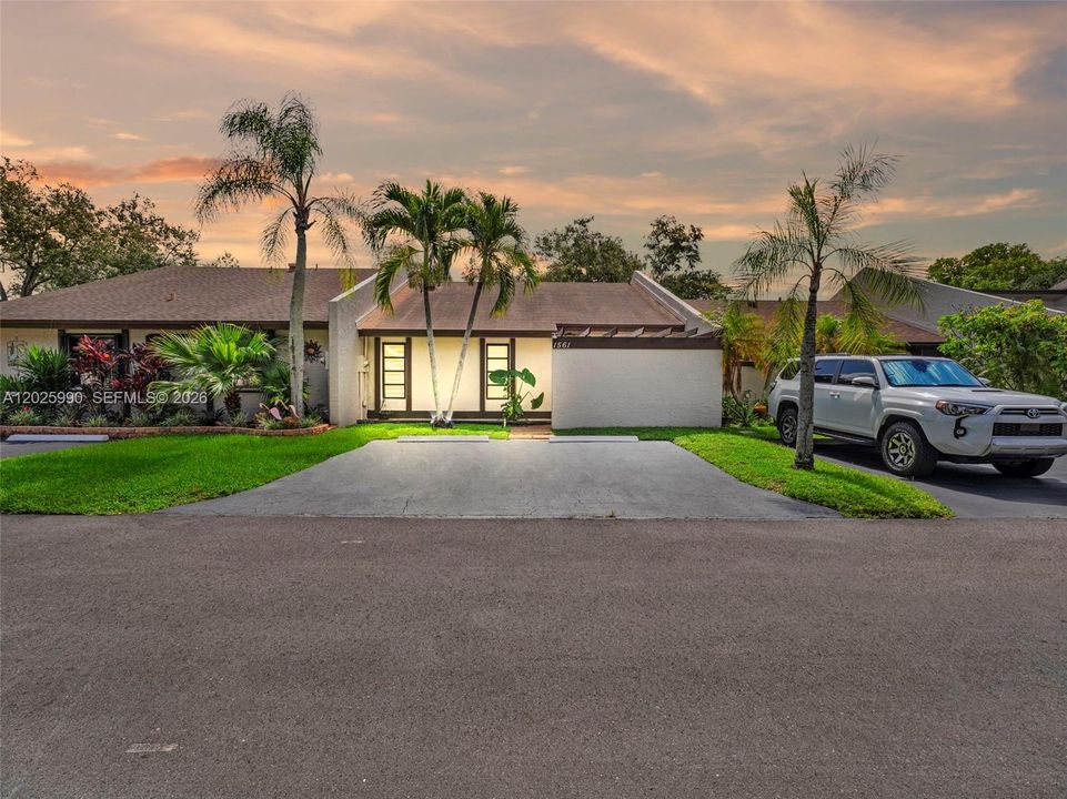 For Rent: $2,500 (2 beds, 2 baths, 1060 Square Feet)
