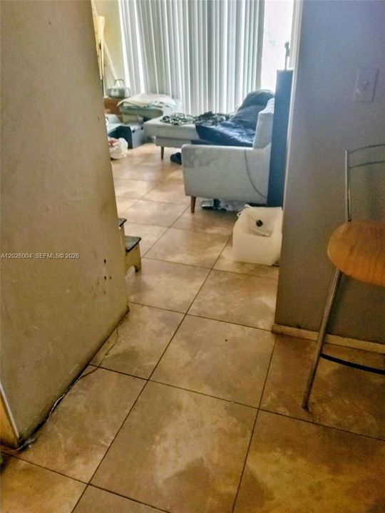 На продажу: $215,000 (2 спален, 1 ванн, 767 Квадратных фут)