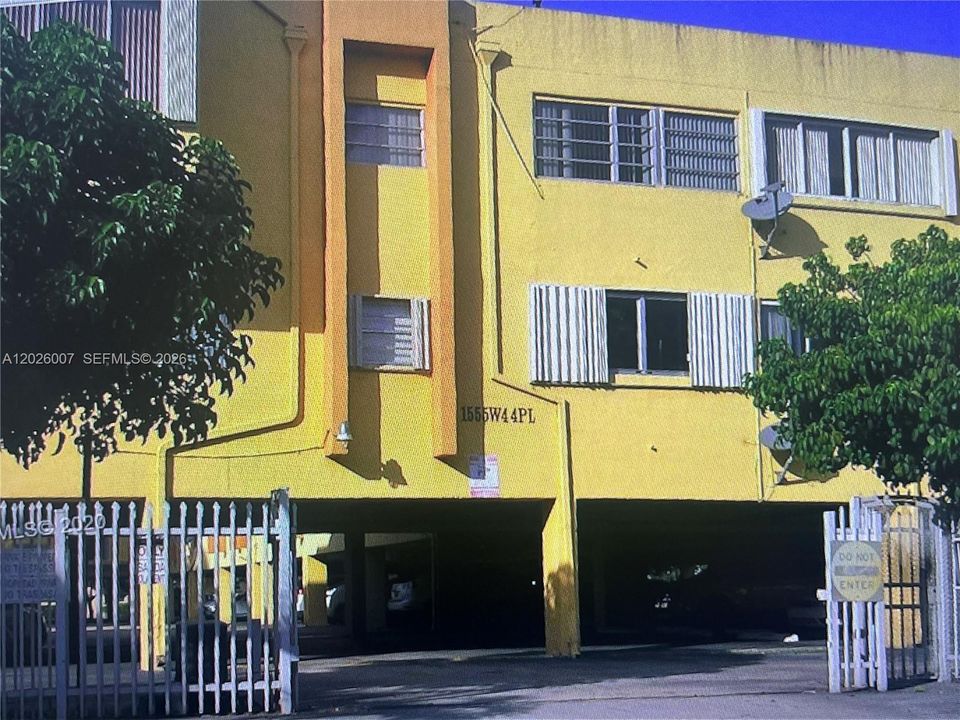 For Rent: $2,150 (2 beds, 1 baths, 834 Square Feet)